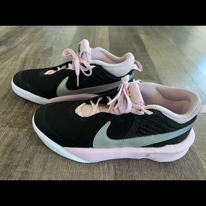 Nike Team Hustle D 10 athletic shoes